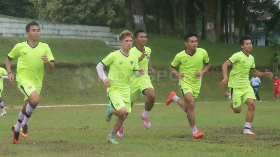 Skuad Pelita Bandung Raya (PBR) di satu sesi latihan klub.